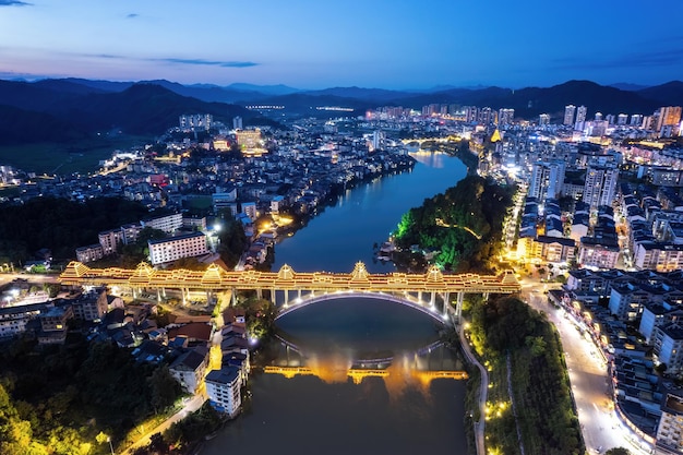 Luchtfotografie van Liuzhou Sanjiang County 's nachts groot formaat