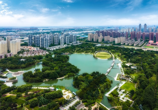 Luchtfotografie van modern architectonisch landschap in het oosten van Suzhou Lake