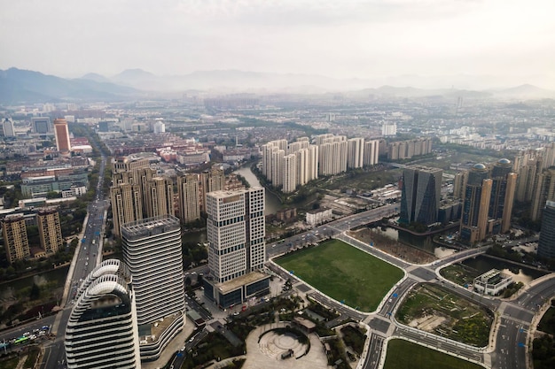 Luchtfotografie van moderne kantoorgebouwen in het centrale zakendistrict van Shaoxing