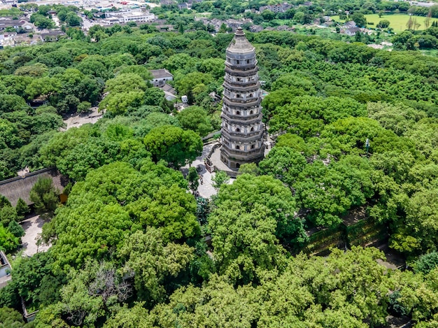 Luchtfotografie van oude gebouwen bij Tiger Hill Tower, een beroemde schilderachtige plek in Suzhou