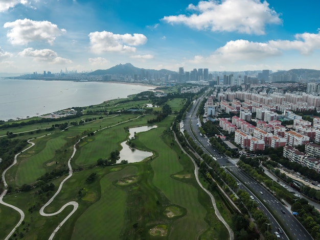 Luchtfotografie van qingdao coastline golf course