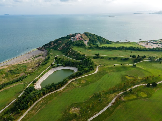 Luchtfotografie van Qingdao Coastline Golf Course