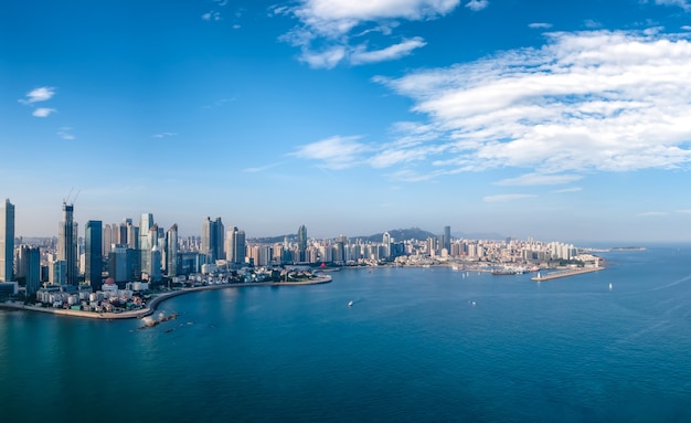 Luchtfotografie van qingdao fushan bay architecturale landschap skyline