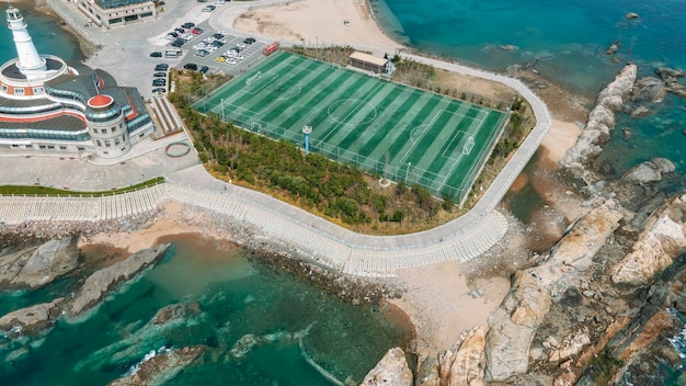 Luchtfotografie van rifvoetbalveld langs de kust van Qingdao