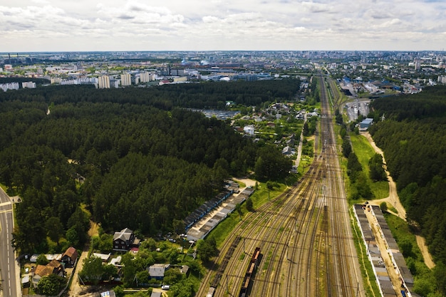 Luchtfotografie van spoorlijnen en auto's. Bovenaanzicht van auto's en Railways.Minsk.Belarus.