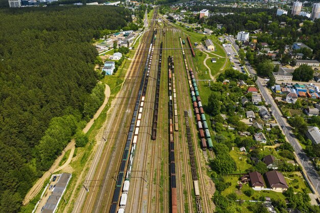 Luchtfotografie van spoorlijnen en auto's. bovenaanzicht van auto's en railways.minsk.belarus.