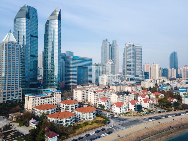 Luchtfotografie van wolkenkrabbers in Qingdao van de binnenstad