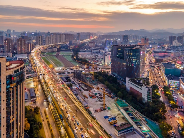 Luchtfotografienachtmening van het moderne landschap van de stadsarchitectuur in Hangzhou, China