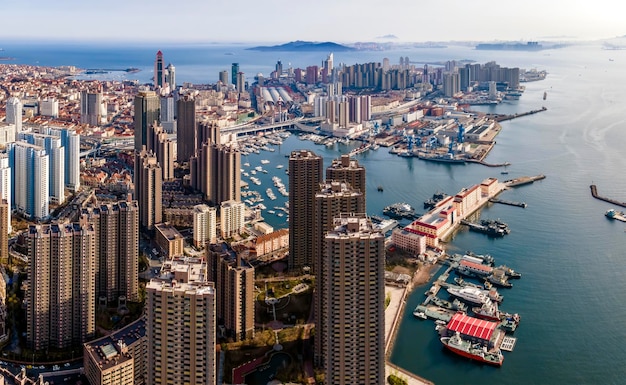 Luchtfotografiepanorama van de stadskustlijn van Qingdao China