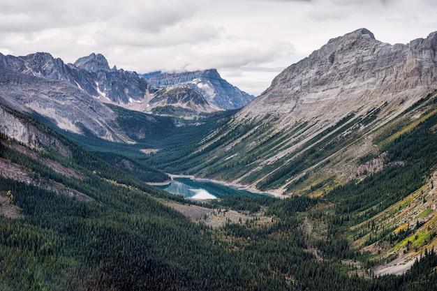 Luchtfotomeer in rotsachtige berg en wildernis in het provinciale park Assiniboine, Alberta Canada