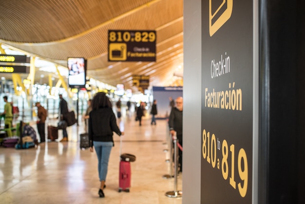 Luchthaven binnen terminal en incheckbalie