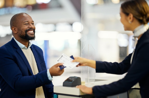 Luchthaven zwarte man en paspoort voor reisvrouw helpen klant glimlach of reiziger inchecken Zakelijke Afro-Amerikaanse mannelijke passagier of ceo met ticketmedewerker die helpt met vlucht of immigratie
