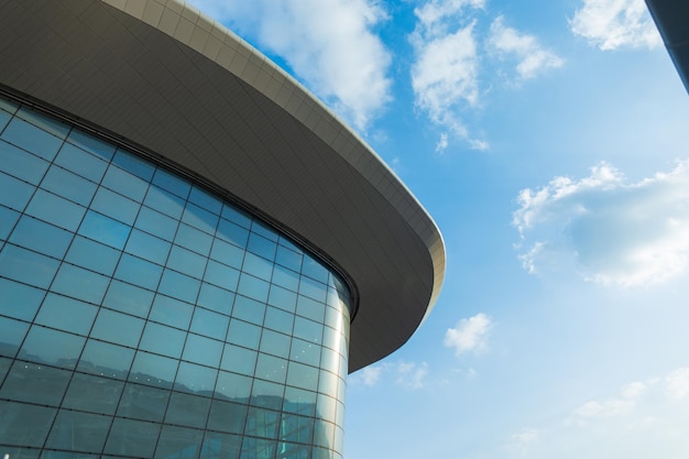 Luchthavengebouw met glas en lijnen in Abu Dhabi, VAE