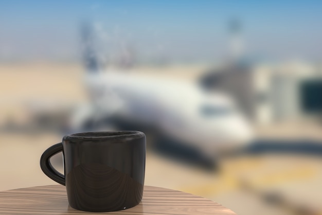 Luchthavenloungeconcept met koffiemok op luchthavenachtergrond