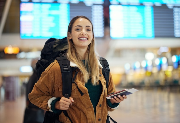 Luchthavenreizen en portret van vrouw met paspoort vliegticket of informatie over immigratiereis en rugzak Identiteitsdocument voor jongeren en internationale registratie faq of over ons