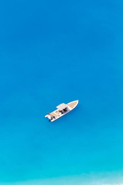 Foto luchthommelmening van afgemeerde boot dichtbij de kust van zakynthos, griekenland