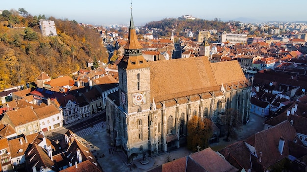 Luchthommelmening van de Zwarte Kerk in Brasov, Roemenië Oud stadscentrum met gebouwen