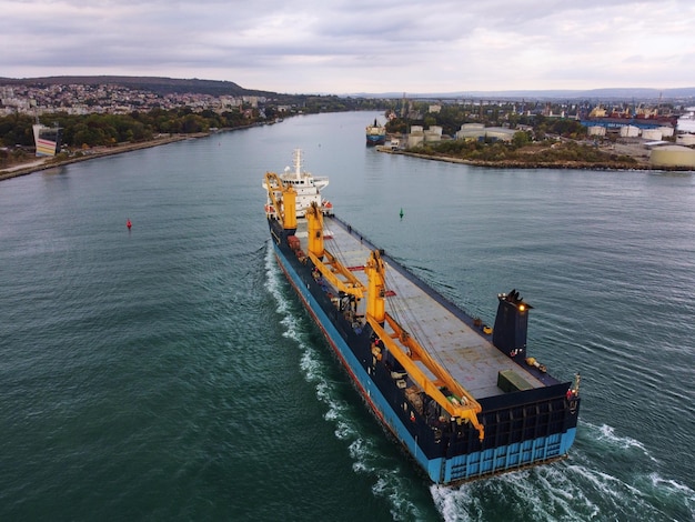 Luchthommelmening van Groot leeg autovrachtschip dat de haven in Varna . binnenkomt