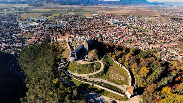 Luchthommelmening van het Rasnov-fort in Roemenië Middeleeuws fort op de top van de heuvel