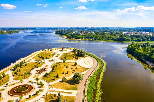 Luchthommelmening van Strelka-park in de zomer. Yaroslavl-stad, toeristische Gouden Ring in Rusland.