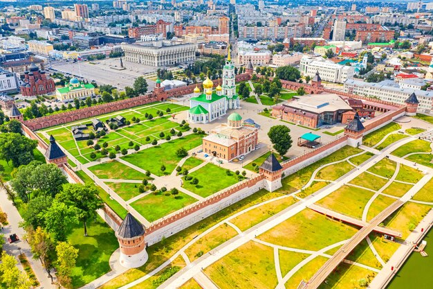 Luchthommelmening van Tula Kremlin en veronderstellingskathedraal. Zomer zonnige dag.