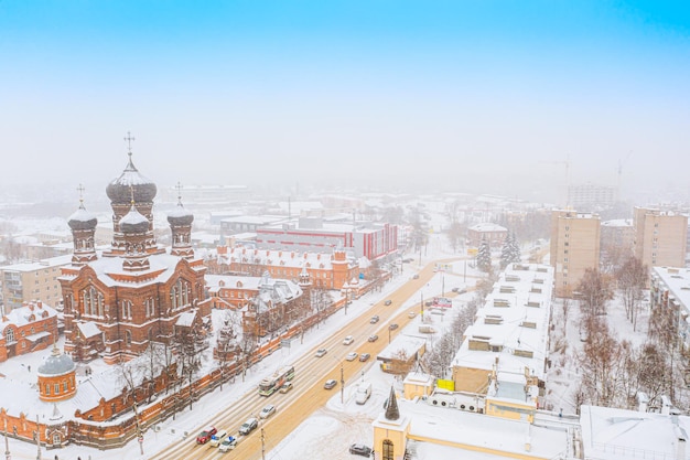 Luchthommelmening van Vvedenskaya-kerk in de stad van Ivanovo Rusland in de winter met sneeuw