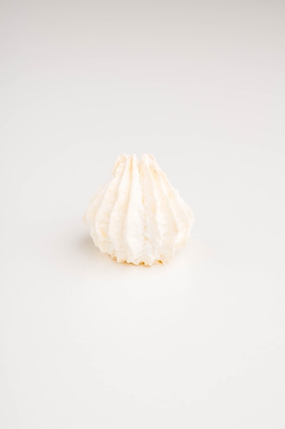 Foto luchtig meringue dessert op witte achtergrond