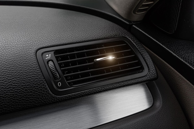 Luchtkanaalrooster of deflector voor verwarming of airconditioning in het voorpaneel van de auto
