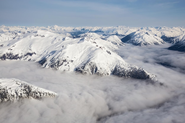 Luchtlandschap Bergen bedekt met sneeuw Canadese natuur achtergrond