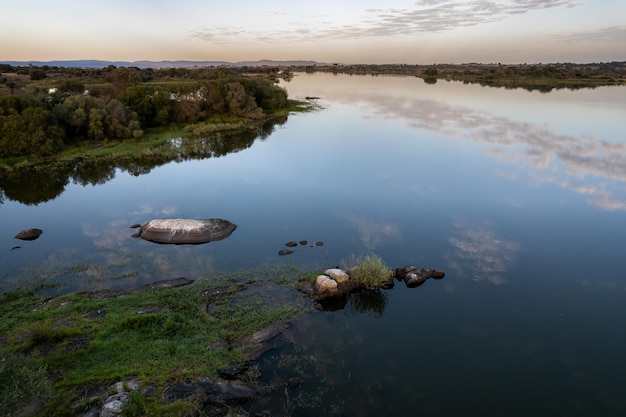 Foto luchtlandschap in het molano-reservoir spanje