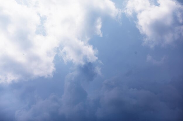 Luchtlandschap met wolken in pastelkleuren