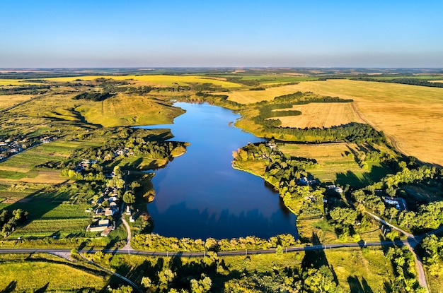 Luchtlandschap van het Russische chernozemye nikolayevka dorp Koersk regio