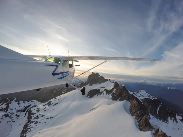 Luchtlandschapsmening van een klein vliegtuig dat over Tantalus Range bij Squamis . vliegt