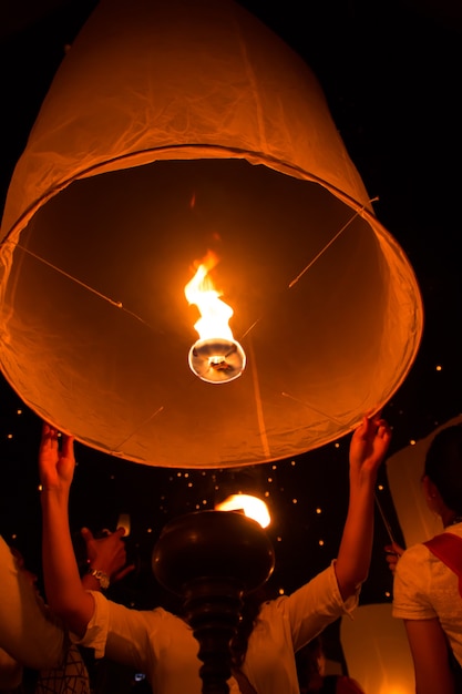 Luchtlantaarns, vliegende lantaarns, luchtballonnen in Loy Krathong-festival in Chiang Mai Tha