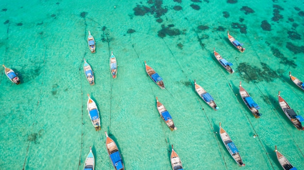 Luchtmening lange staartboot bij Lipe-eiland van Thailand