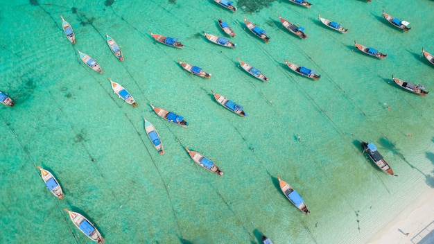 Luchtmening lange staartboot bij Lipe-eiland van Thailand