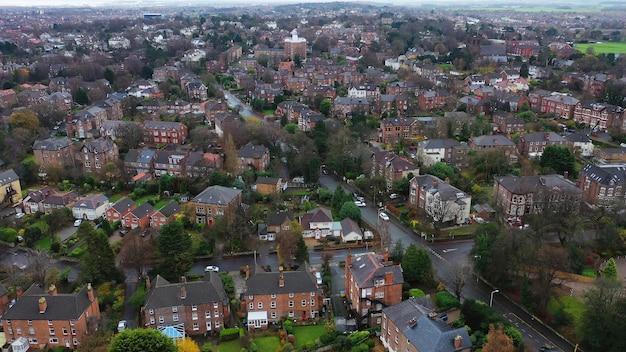 Luchtmening over huizen en wegen in de voorsteden in Birkenhead UK