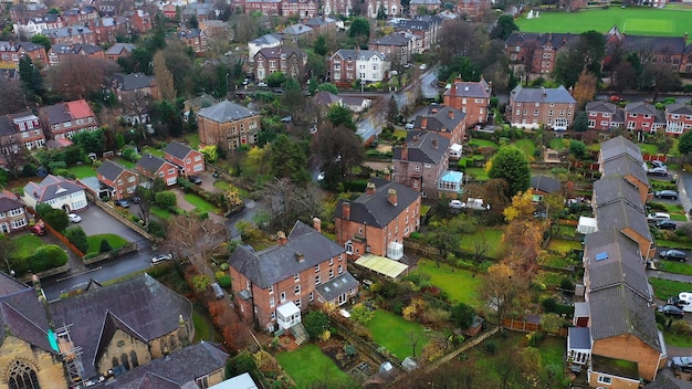 Luchtmening over huizen en wegen in de voorsteden in Birkenhead UK