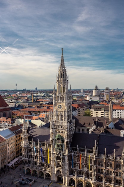 Luchtmening over marienplatz-stadhuis in münchen duitsland