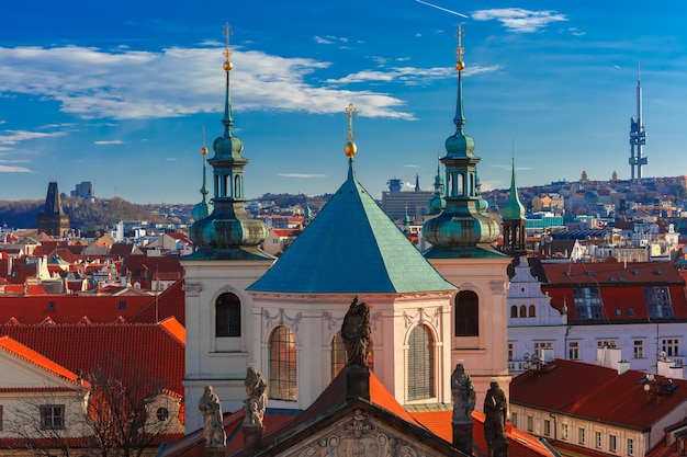 Luchtmening over oude stad in praag met koepels van kerken tsjechische republiek