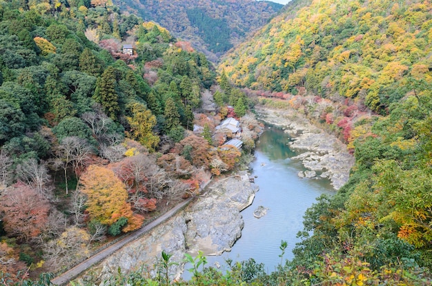 Luchtmening van Asashiyama-berg en Hozugawa-rivier in de herfstseizoen Kyoto, Japan