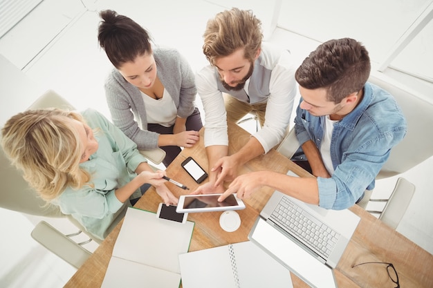 Luchtmening van bedrijfsmensen met digitale tablet