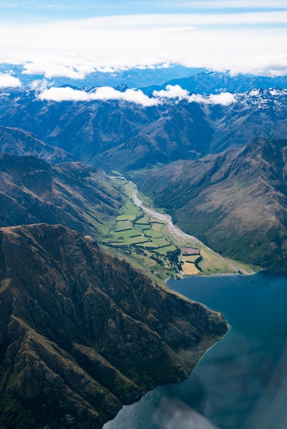 Luchtmening van berg en meerlandschap van vliegtuig boven berg dichtbij Queenstown, Nieuw Zeeland