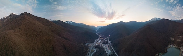 Luchtmening van bergen dichtbij Krasnaya Polyana-dorp, Sochi, Russia