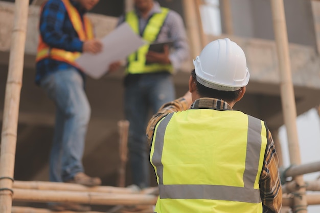 Luchtmening van bouwvakker in bouwwerf