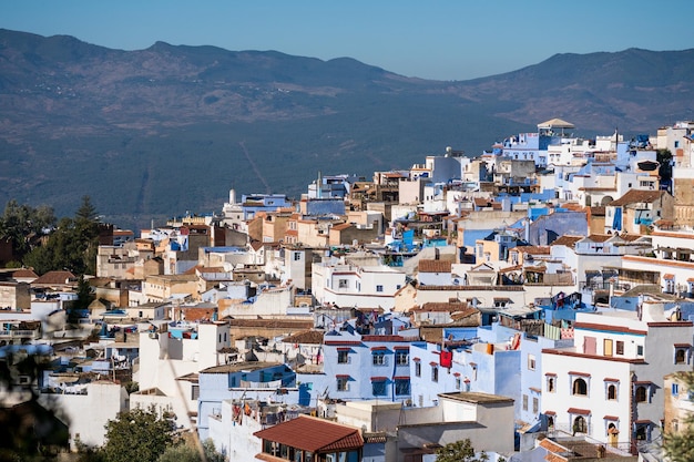 Luchtmening van Chefchaouen de Blauwe stad in Marokko