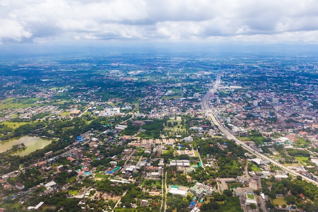 Luchtmening van Chiang Mai, Thailand op een mooie dag met gedeeltelijk bewolkt