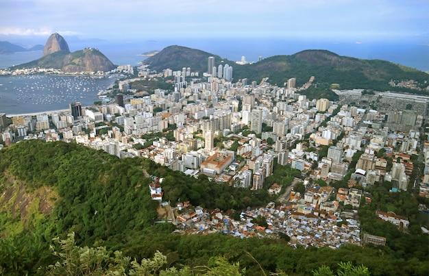 Luchtmening van Cityscape van Rio de Janeiro met de beroemde Sugarloaf-berg, Brazilië