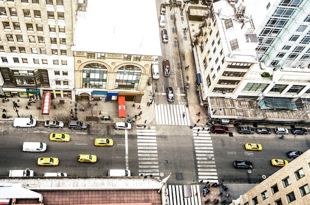 Luchtmening van de straat van new york en het klassieke gebouw in het financiële district van manhattan