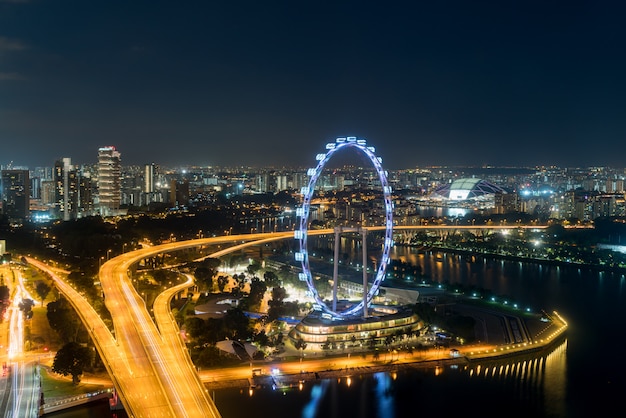 Luchtmening van de vlieger en de stad van Singapore bij nacht in Singapore, Azië.